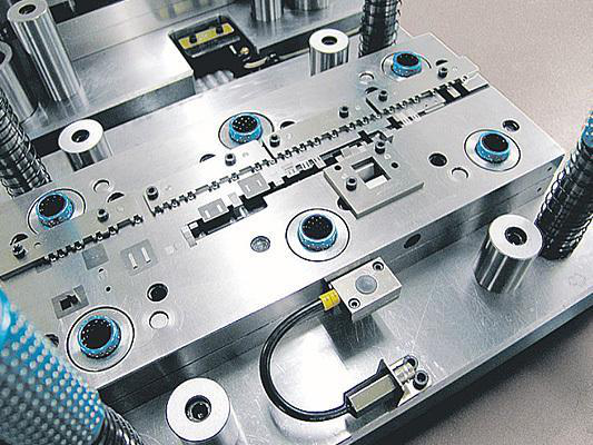 五金衝壓連續模圖片